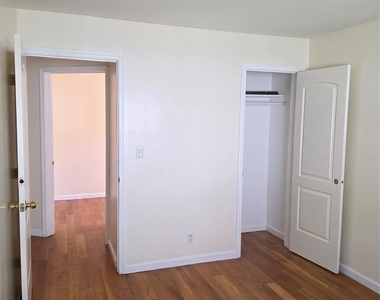 19525 Woodhull Avenue - Photo Thumbnail 6