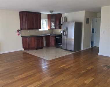 19525 Woodhull Avenue - Photo Thumbnail 2
