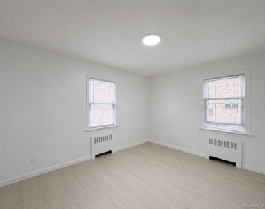 18940 44th Avenue - Photo Thumbnail 6