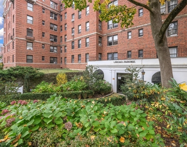 1 Broad Parkway - Photo Thumbnail 3