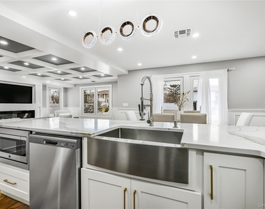 214 Oak Neck - Photo Thumbnail 2