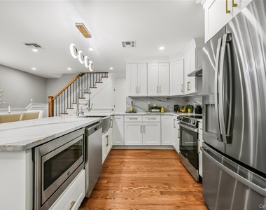 214 Oak Neck - Photo Thumbnail 1