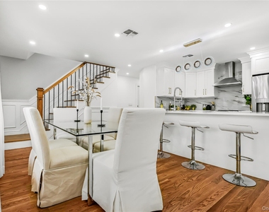 214 Oak Neck - Photo Thumbnail 3