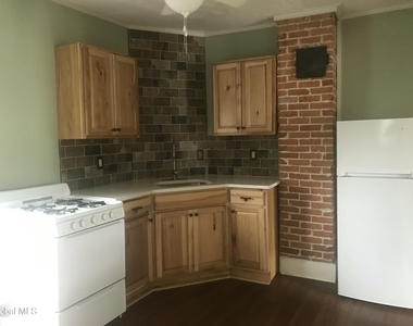 441 Glen Street - Photo Thumbnail 3
