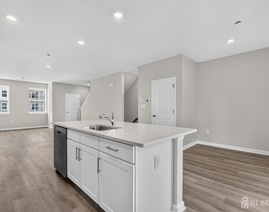 139 Essex Drive - Photo Thumbnail 6