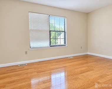 240 Hampshire Court - Photo Thumbnail 6