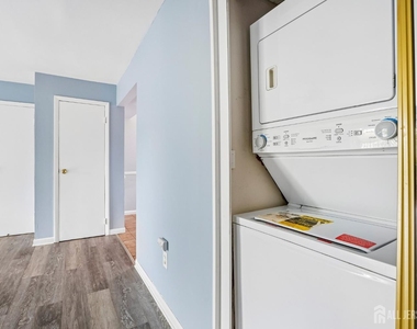 1203 N Oaks Boulevard - Photo Thumbnail 7