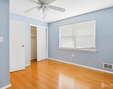 1203 N Oaks Boulevard - Photo Thumbnail 11