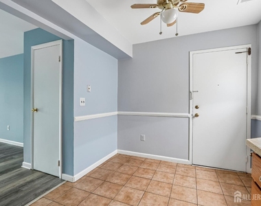 1203 N Oaks Boulevard - Photo Thumbnail 2