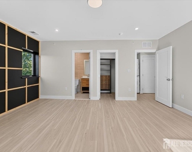 810 N 2nd Avenue - Photo Thumbnail 18