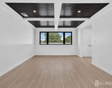810 N 2nd Avenue - Photo Thumbnail 5