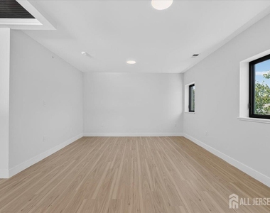 810 N 2nd Avenue - Photo Thumbnail 7