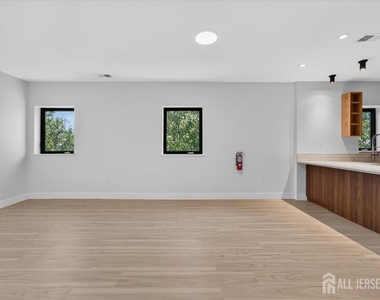810 N 2nd Avenue - Photo Thumbnail 6
