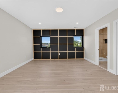 810 N 2nd Avenue - Photo Thumbnail 17