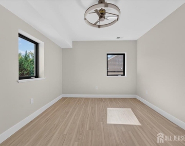 810 N 2nd Avenue - Photo Thumbnail 15