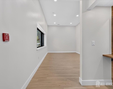 810 N 2nd Avenue - Photo Thumbnail 4