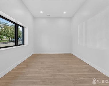 810 N 2nd Avenue - Photo Thumbnail 5