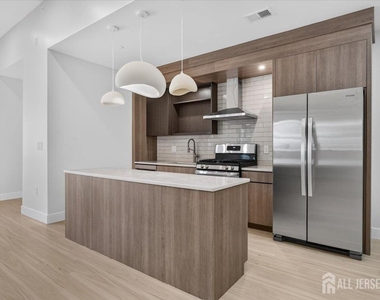 810 N 2nd Avenue - Photo Thumbnail 10