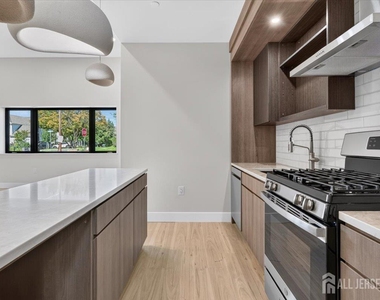 810 N 2nd Avenue - Photo Thumbnail 11