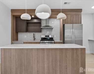 810 N 2nd Avenue - Photo Thumbnail 9