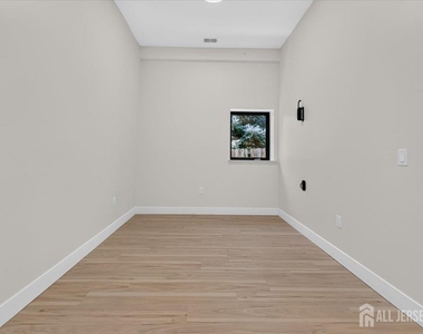 810 N 2nd Avenue - Photo Thumbnail 13