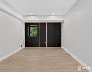810 N 2nd Avenue - Photo Thumbnail 8