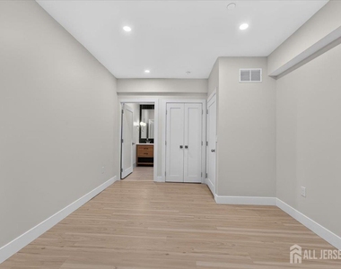 810 N 2nd Avenue - Photo Thumbnail 9