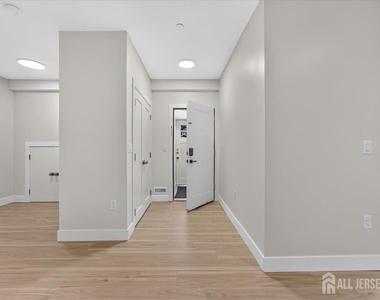 810 N 2nd Avenue - Photo Thumbnail 4