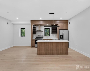 810 N 2nd Avenue - Photo Thumbnail 5