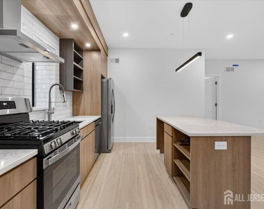 810 N 2nd Avenue - Photo Thumbnail 6