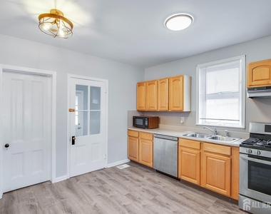 81 Woodbridge Avenue - Photo Thumbnail 9