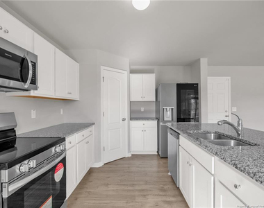 204 Hornet Drive - Photo Thumbnail 9