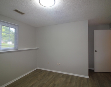 408 Drolmond Drive - Photo Thumbnail 3
