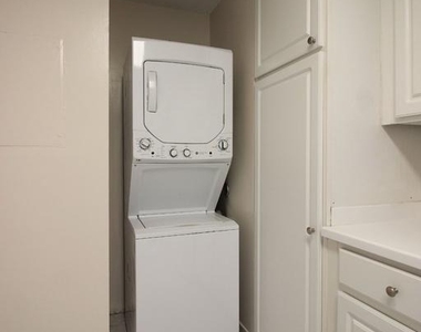 307 Yoakum Parkway - Photo Thumbnail 21