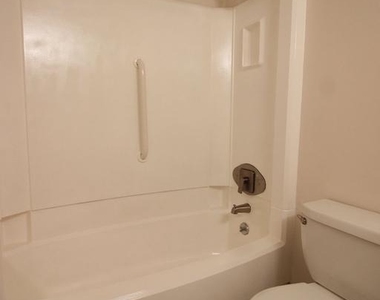 307 Yoakum Parkway - Photo Thumbnail 8