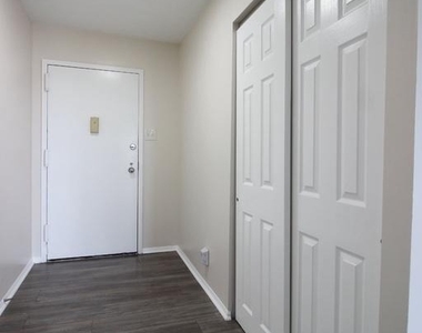307 Yoakum Parkway - Photo Thumbnail 20