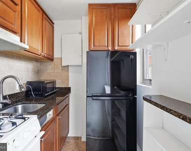 1121 Arlington Boulevard - Photo Thumbnail 3