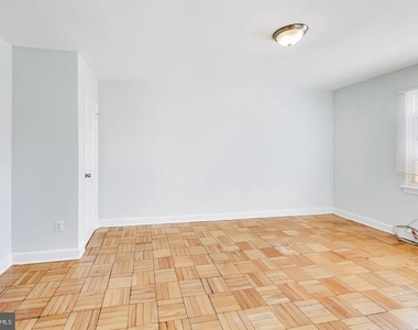 1722 N Quinn Street - Photo Thumbnail 7