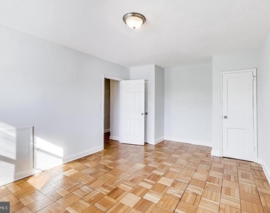 1722 N Quinn Street - Photo Thumbnail 9