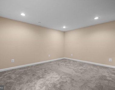 2427 N Sycamore Street - Photo Thumbnail 12