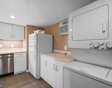 2427 N Sycamore Street - Photo Thumbnail 4