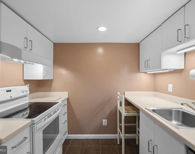 2427 N Sycamore Street - Photo Thumbnail 5