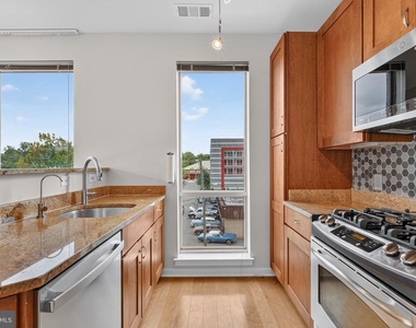 2200 N Westmoreland Street - Photo Thumbnail 3