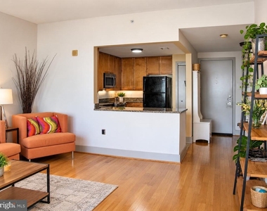 717 S Columbus Boulevard - Photo Thumbnail 2
