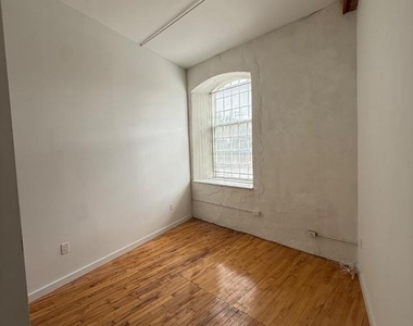 4 Leverington Avenue - Photo Thumbnail 3