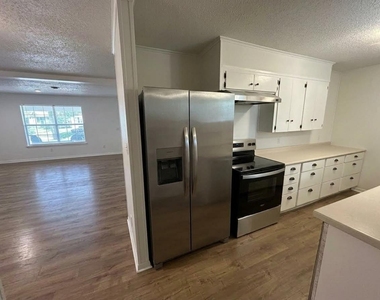 7603 Carriage Dr - Photo Thumbnail 5