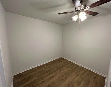 7603 Carriage Dr - Photo Thumbnail 12
