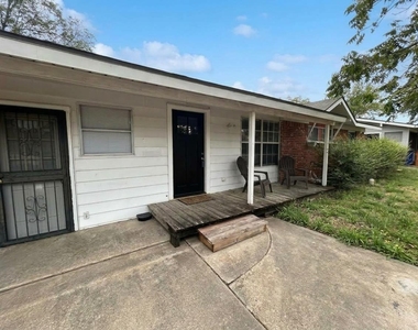 7603 Carriage Dr - Photo Thumbnail 2