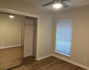1015 E Yager Ln - Photo Thumbnail 20