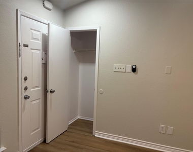 1015 E Yager Ln - Photo Thumbnail 14